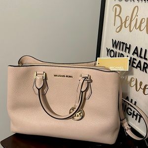 Brand new original MK bag with Tag on Sale only for you.